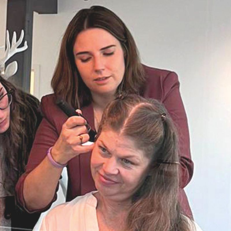 Hörakustikern Kathrin Armbruster, während Ihrer Arbeit